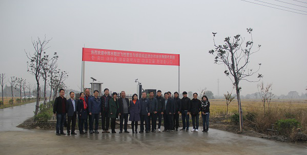 乐鱼副总经理朱旭华（左二）为考察团一行详细介绍了水稻病虫害绿色防控设备