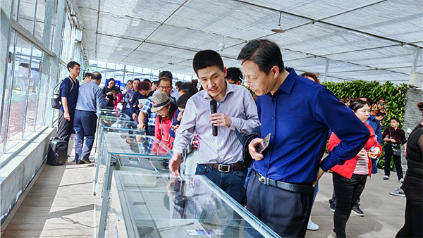 乐鱼副总经理陈曦向培训班介绍托普智能终端