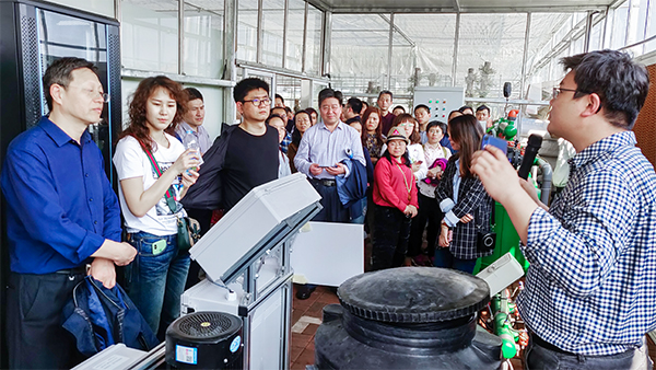 乐鱼技术专家为培训班介绍水肥一体化系统