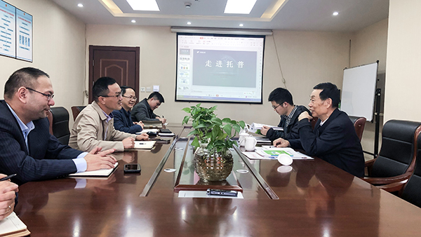 座谈会现场,陈渝阳董事长与孙院士热切交谈 座谈会现场,陈渝阳董事长与孙院士热切交谈