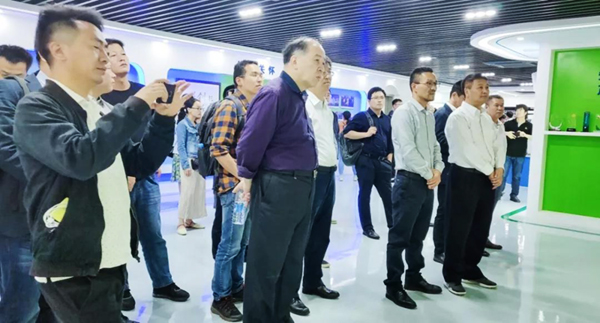 全国农技中心党委书记魏启文一行参观乐鱼展厅