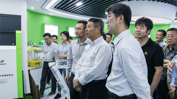 全国农技中心党委书记魏启文一行参观乐鱼展厅