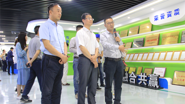 谢主任一行参观乐鱼展厅