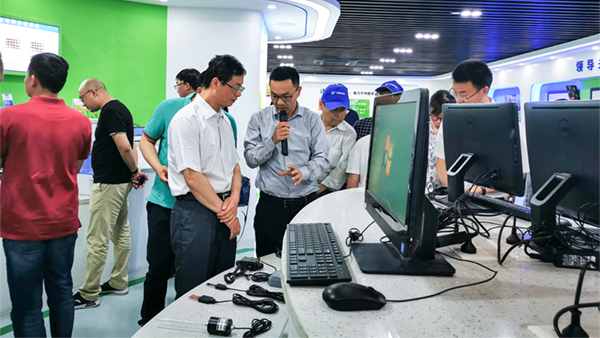 谢主任一行参观乐鱼展厅