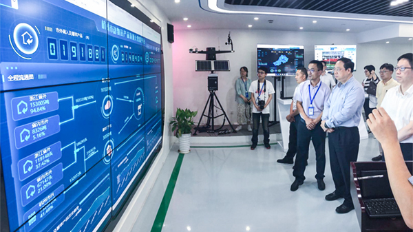 王副市长听取托普人员讲解