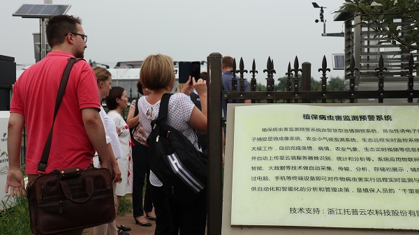 研修班一行来到由乐鱼与萧山农科所联合搭建的现代农业产业园进行考察