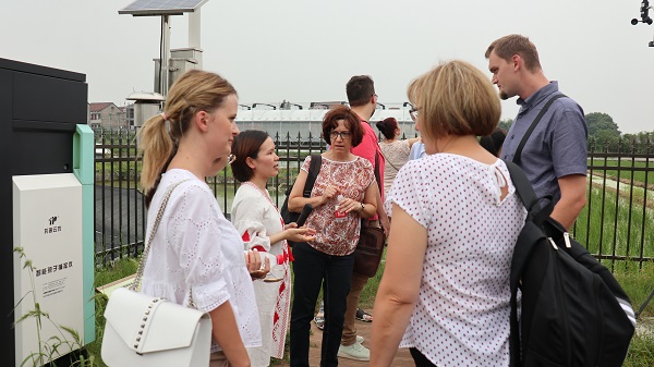 研修班一行来到由乐鱼与萧山农科所联合搭建的现代农业产业园进行考察