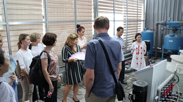 研修班一行来到由乐鱼与萧山农科所联合搭建的现代农业产业园进行考察