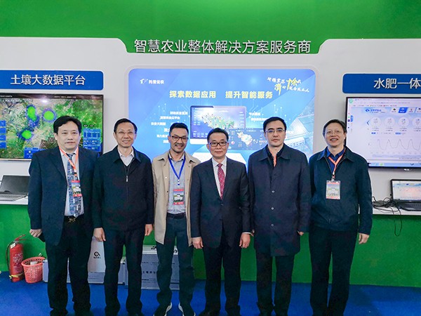 领导一行莅临乐鱼展位