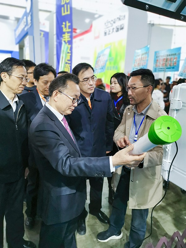 乐鱼董事长陈渝阳向刘天金主任介绍智能土壤墒情监测设备