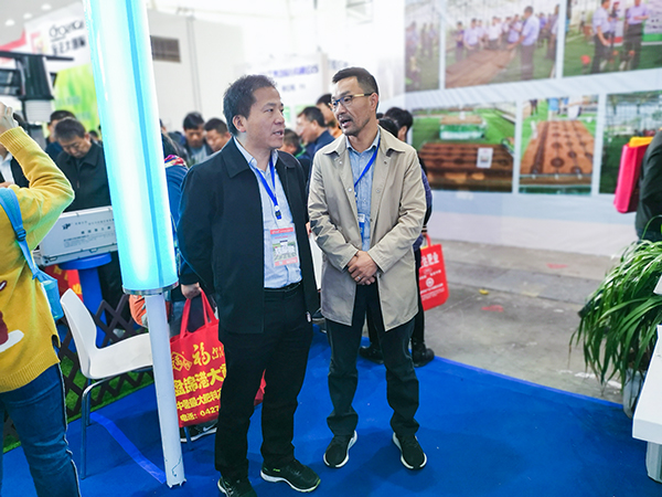 湖南省土肥站姚正昌站长与乐鱼陈渝阳董事长密切交流