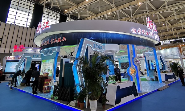 乐鱼向现场的新农民与企业代表们展示了最新的相关技术产品与服务平台成果