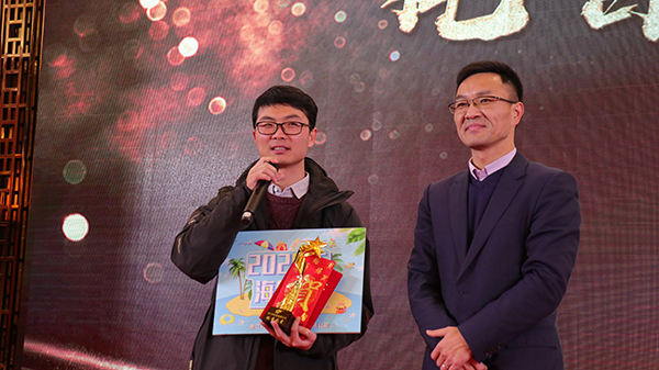 乐鱼先进团队与个人的颁奖瞬间(部分) 乐鱼先进团队与个人的颁奖瞬间(部分)