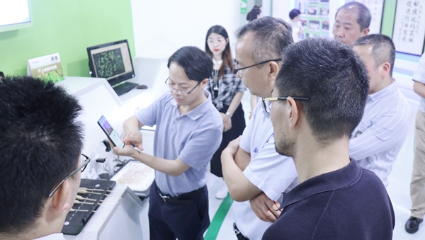 杭州市科技局局长赵喜凯一行莅临乐鱼考察调研1