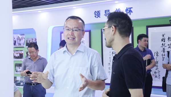 赵喜凯局长参观乐鱼展厅