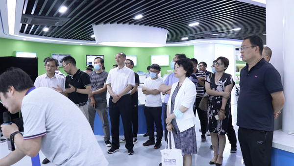 与会领导专家一行莅临乐鱼参观调研