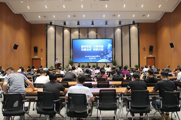 乐鱼副总经理陈曦向培训班作公司介绍