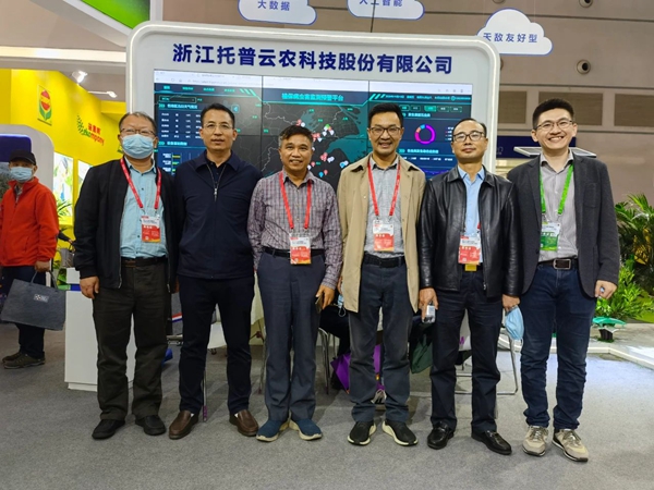 四川省农业农村厅植物保护站尹勇站长（右二）、湖北省植物保护总站郭子平站长（左三）、天津市农业发展服务中心徐建波副部长（左一）、湖北省植物保护总站周华众副站长（左二）莅临乐鱼展位
