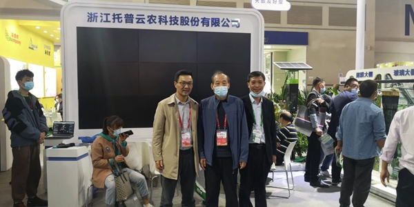 河北省植保植检总站张秋生站长（中）莅临乐鱼展位