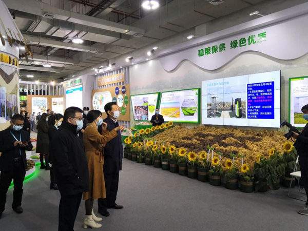 第十三届全国人民代表大会华侨委员会委员王辉忠、浙江省农业农村厅厅长王通林等领导一行听取“生产科技化”建设情况 第十三届全国人民代表大会华侨委员会委员王辉忠、浙江省农业农村厅厅长王通林等领导一行听取“生产科技化”建设情况