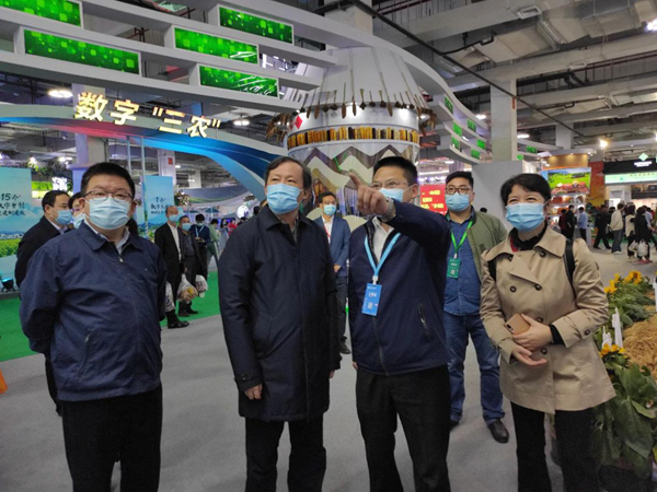 浙江省政协副主席、党组副书记孙景淼、农业农村厅厅长王通林一行了解新型测报工具 浙江省政协副主席、党组副书记孙景淼、农业农村厅厅长王通林一行了解新型测报工具