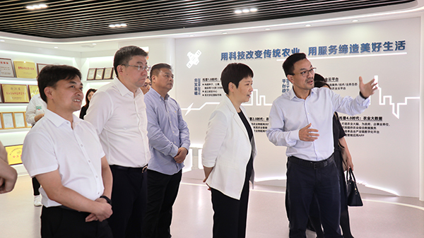 省科技厅党组书记何杏仁一行赴乐鱼调研农业科技工作