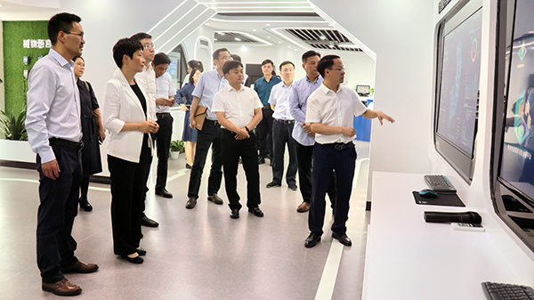 省科技厅党组书记何杏仁一行赴乐鱼调研农业科技工作