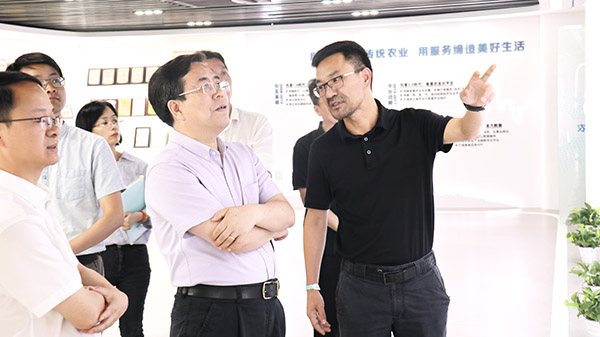 应义斌教授一行参观乐鱼数字三农展厅