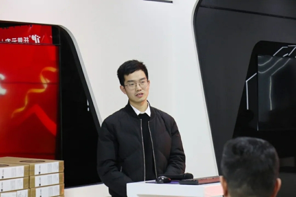 1641375468999061.jpg 【4】硬件研发植保组代表发言。.jpg