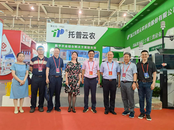 领导一行莅临乐鱼展位 领导一行莅临乐鱼展位