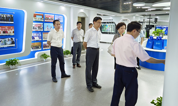 吴卿副厅长、陈清莉主委一行参观乐鱼数字三农展厅 吴卿副厅长、陈清莉主委一行参观乐鱼数字三农展厅