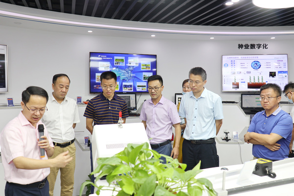 与会专家领导参观乐鱼数字三农展厅 与会专家领导参观乐鱼数字三农展厅
