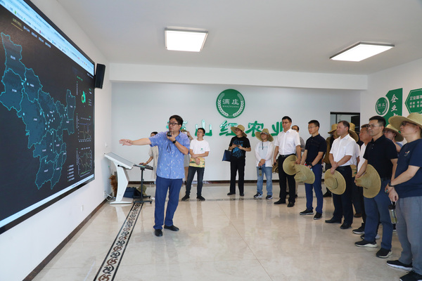 参观国家级“三区四情”耕地质量监测点、监测信息化平台 参观国家级“三区四情”耕地质量监测点、监测信息化平台